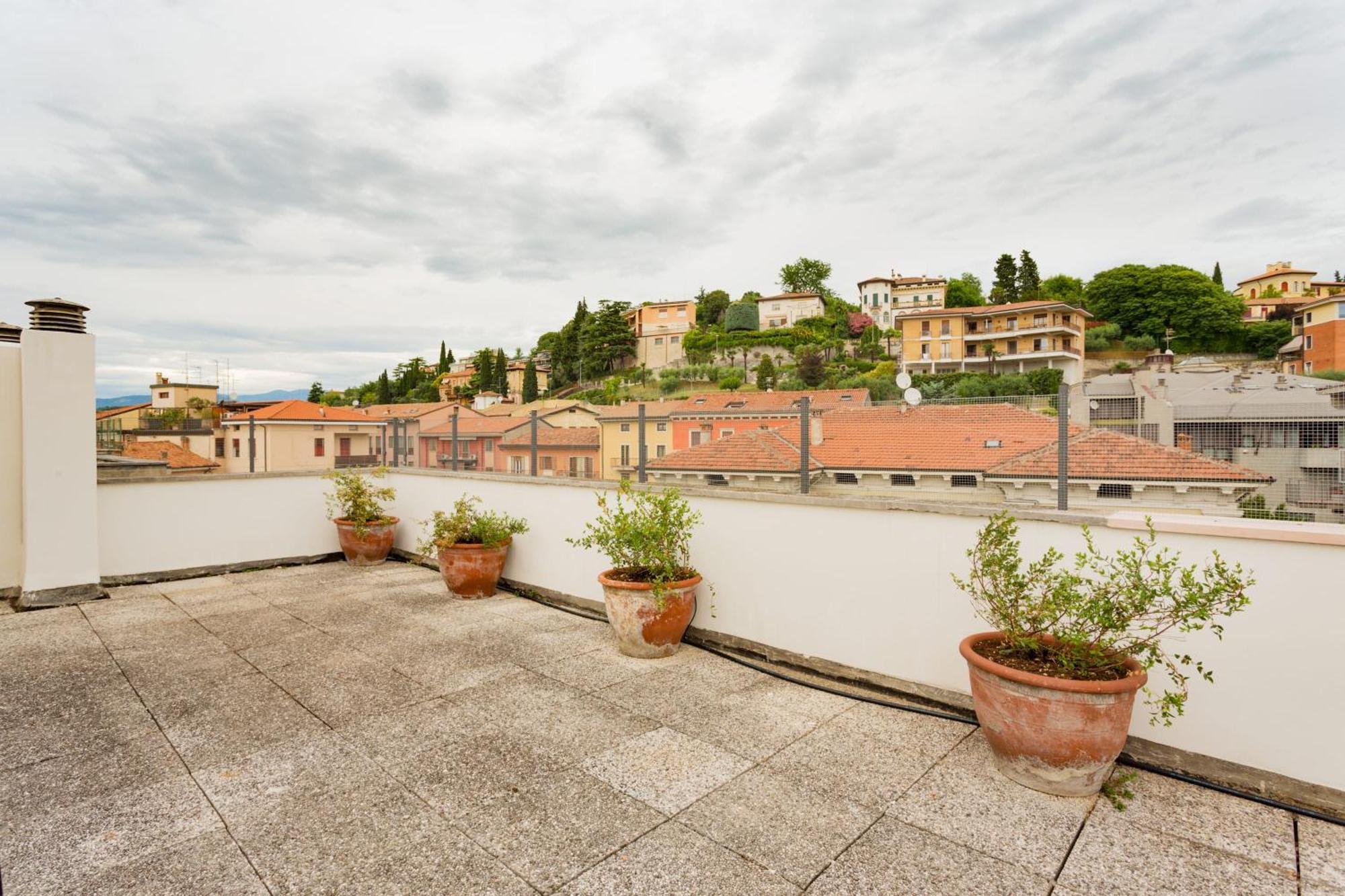 Amazing Flat With Big Terrace And Private Car Park Appartement Verona Buitenkant foto