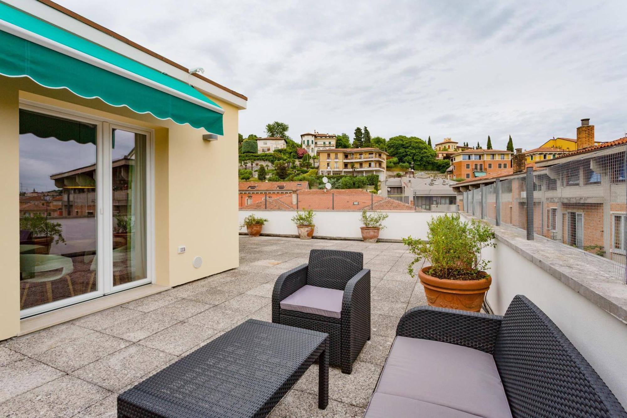 Amazing Flat With Big Terrace And Private Car Park Appartement Verona Buitenkant foto